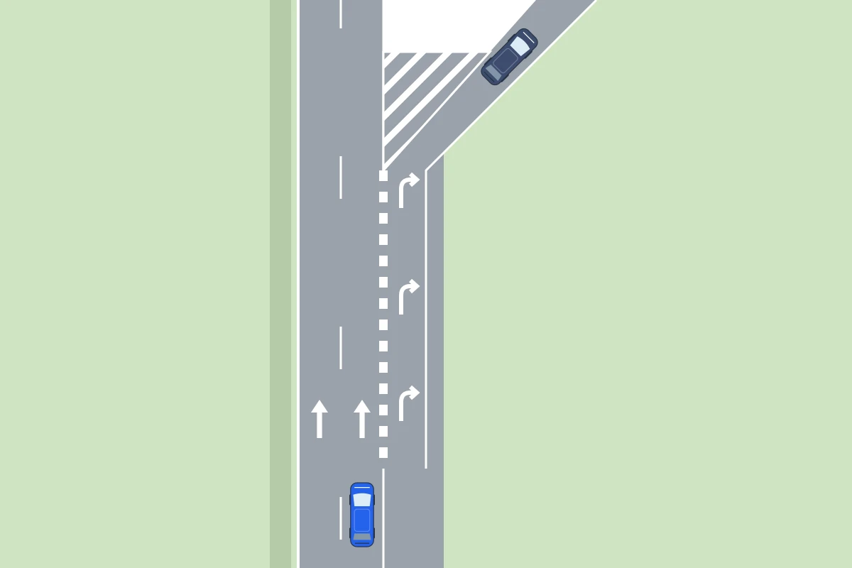 Twee doorgaande rijstroken en een uitrijstrook naar rechts met pijlen, een vlak met schuine strepen en een puntstuk bij de splitsing. Een auto nadert de uitrijstrook, een andere rijdt er al op.