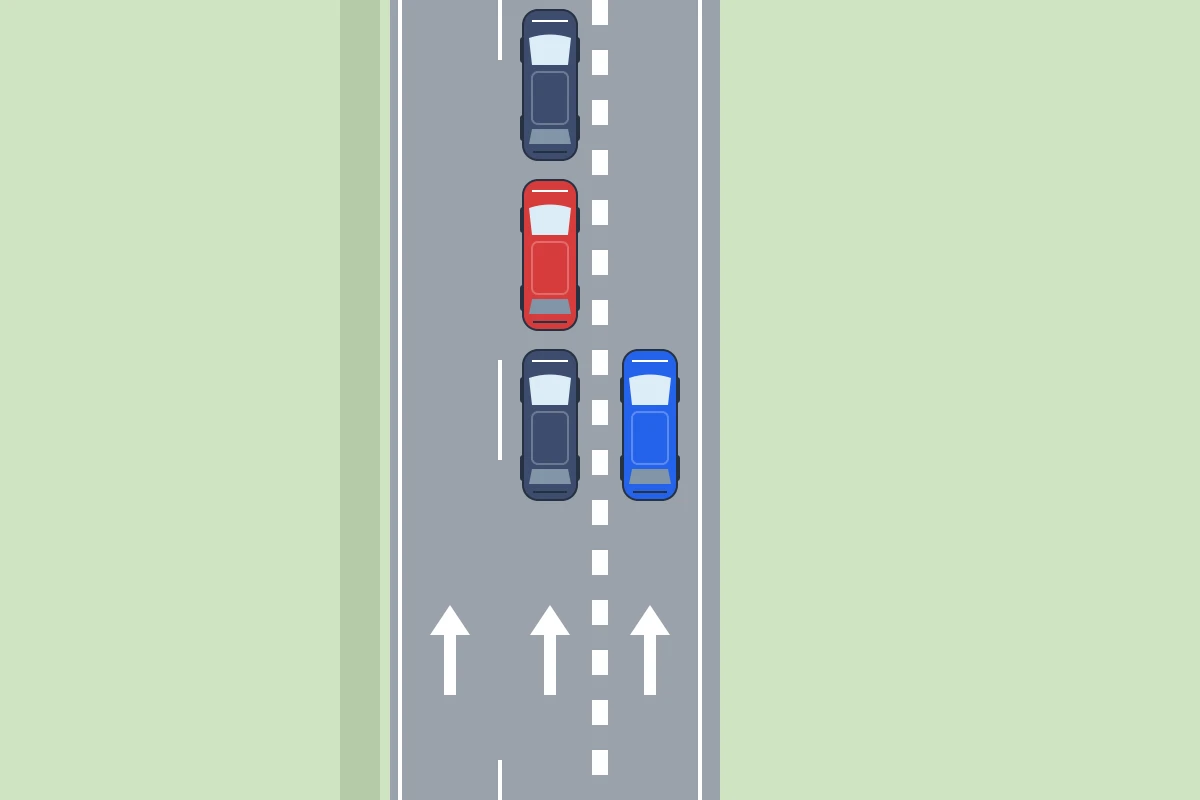 Een blauwe auto rijdt nog op de invoegstrook, naast een auto op de doorgaande rijbaan en achter twee verderop rijdende auto's.