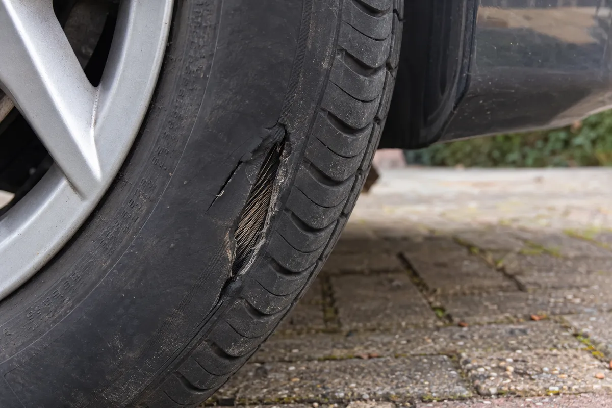 Door deze beschadiging is het karkas zichtbaar.