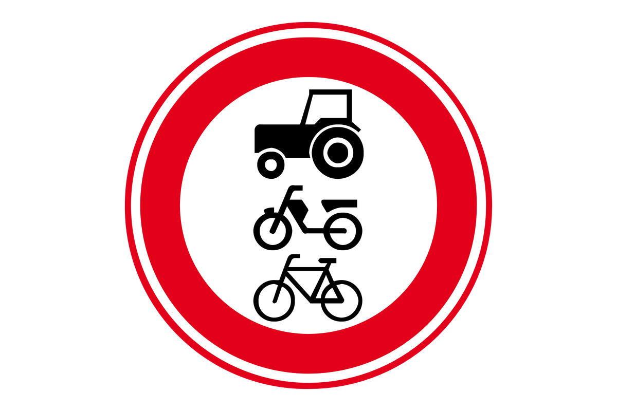 Het verkeersbord Gesloten voor ruiters, vee, wagens, landbouw- en bosbouwtrekkers, motorrijtuigen met beperkte snelheid, mobiele machines, brommobielen, fietsen, snorfietsen, bromfietsen en gehandicaptenvoertuigen.