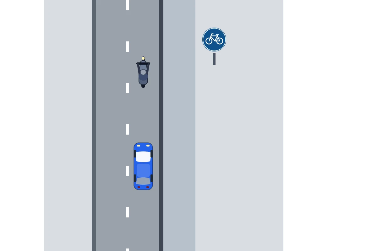 Je nadert een bromfiets op de rijbaan. Rechts ligt een verplicht fietspad.