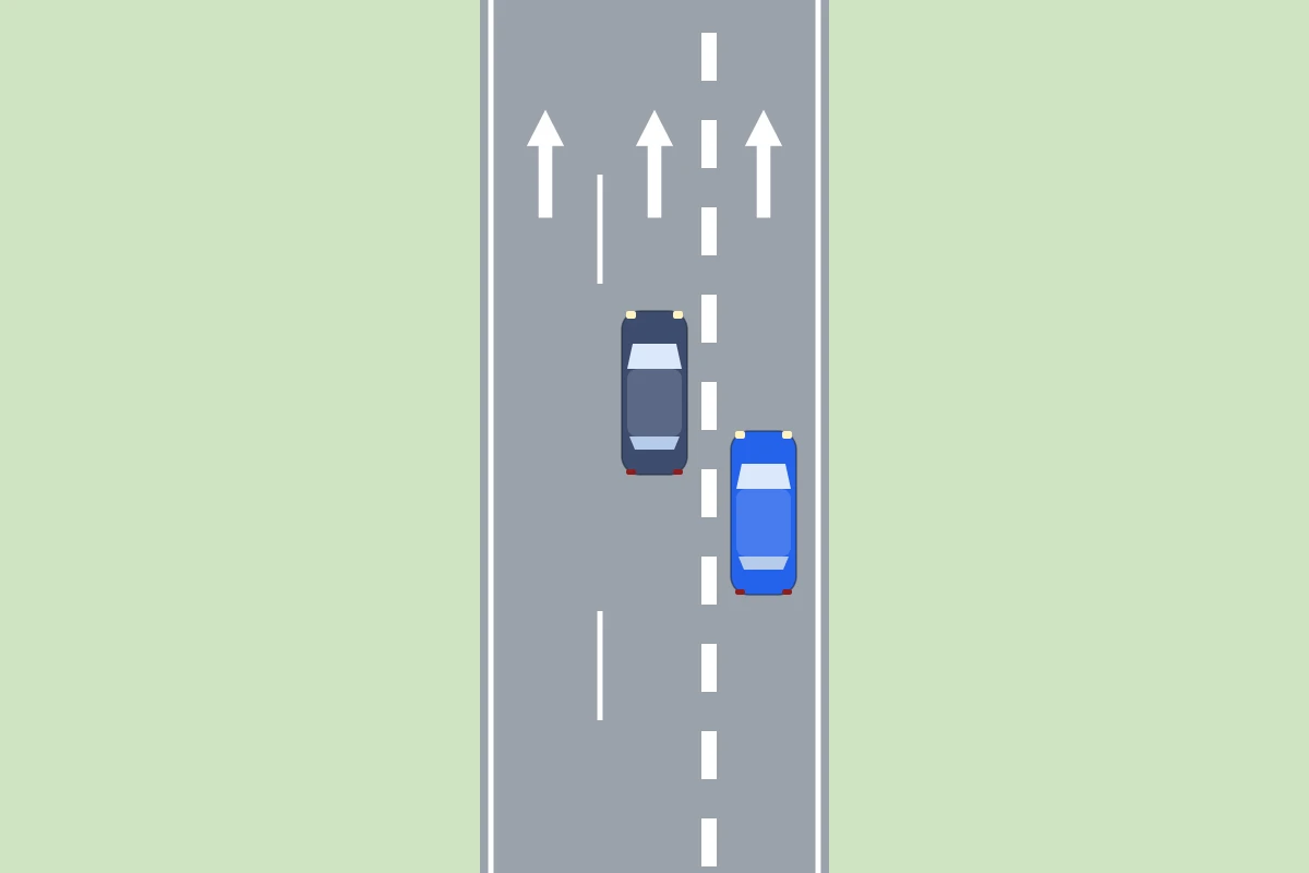 Schema van bovenaf: een doorgaande rijbaan met een uitrijstrook die door een rij witte blokken is gescheiden, en een auto op de uitrijstrook die een langzamer voertuig op de doorgaande rijbaan nadert