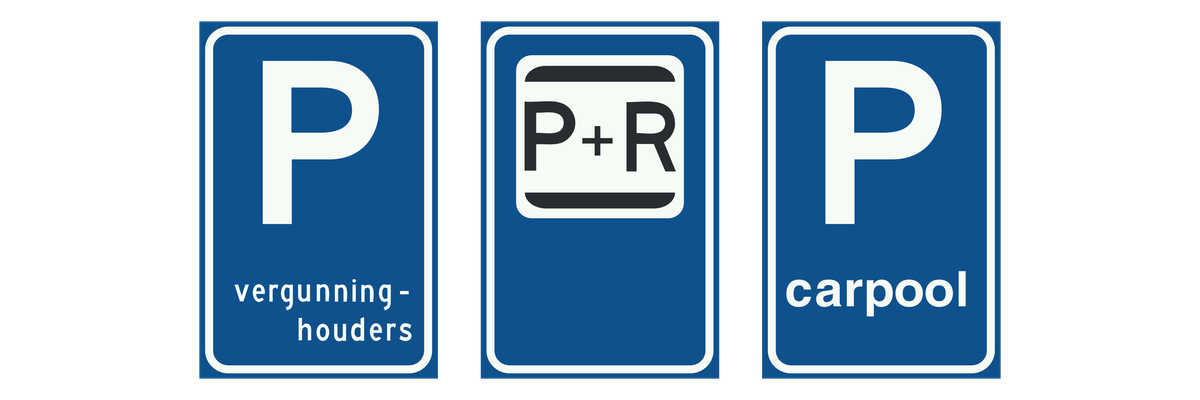 Drie verkeersborden naast elkaar: Parkeergelegenheid voor vergunninghouders, voor overstappers op het openbaar vervoer en voor carpoolers