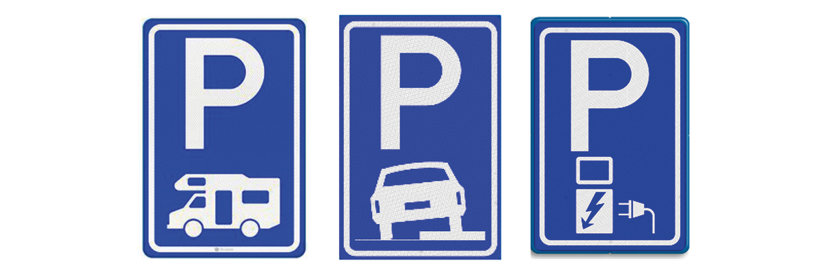 Drie verkeersborden naast elkaar: Parkeergelegenheid voor kampeerwagens, voor parkeren met twee wielen op het trottoir en voor het opladen van elektrische voertuigen