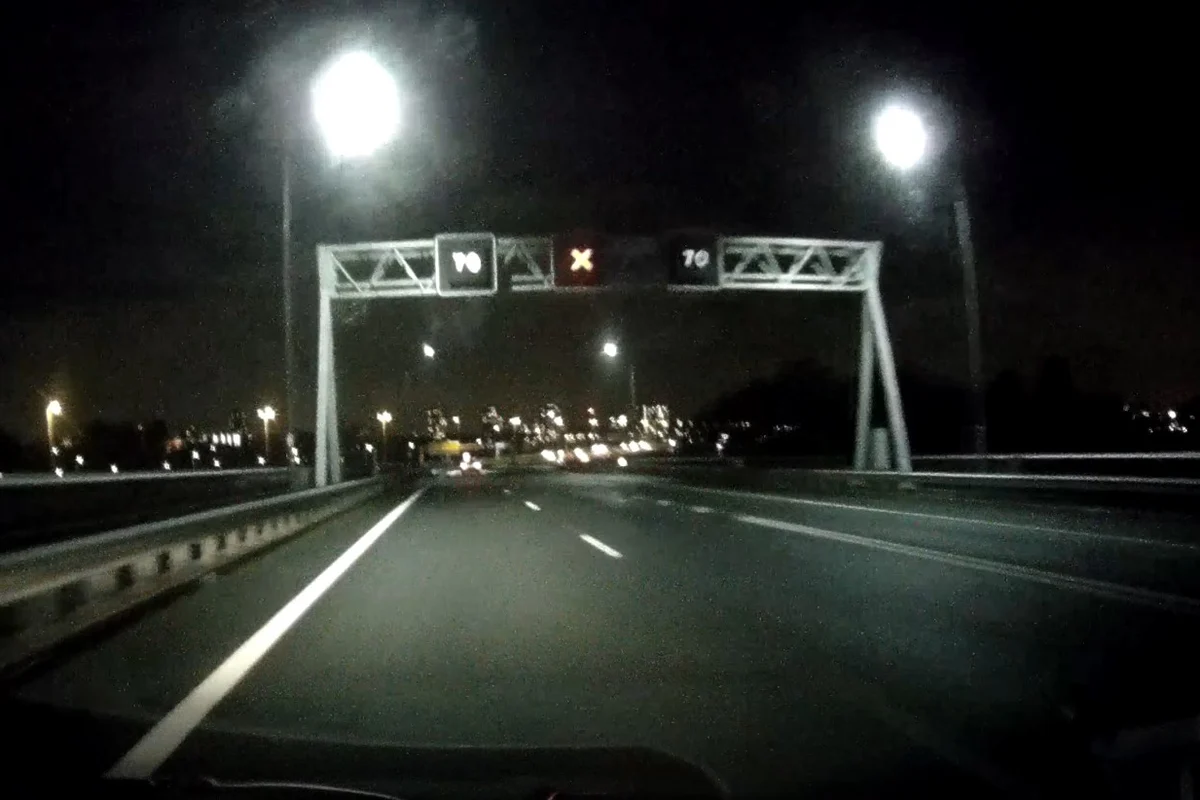 Rijstrooklichten op een portaal: een rood kruis boven de middelste rijstrook en 70 boven de andere rijstroken