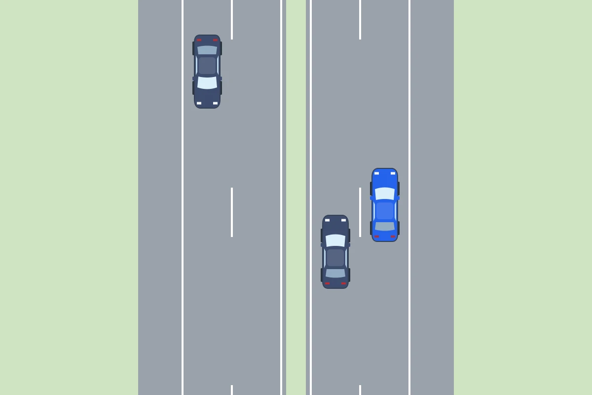 Een auto haalt je links in. Beide auto's rijden nog in hun eigen rijstrook.