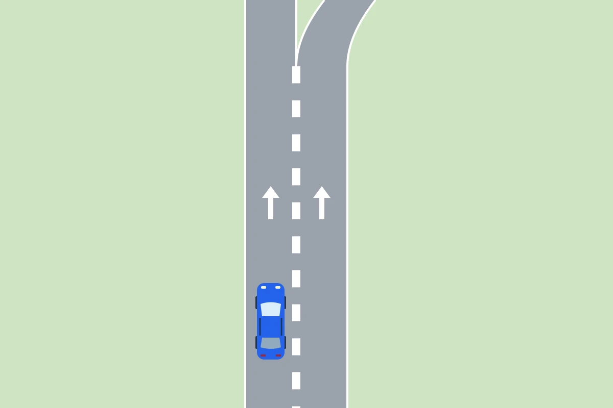 Je blauwe auto rijdt links van witte rechthoekige blokken; de strook rechts daarvan buigt verderop af naar rechts.