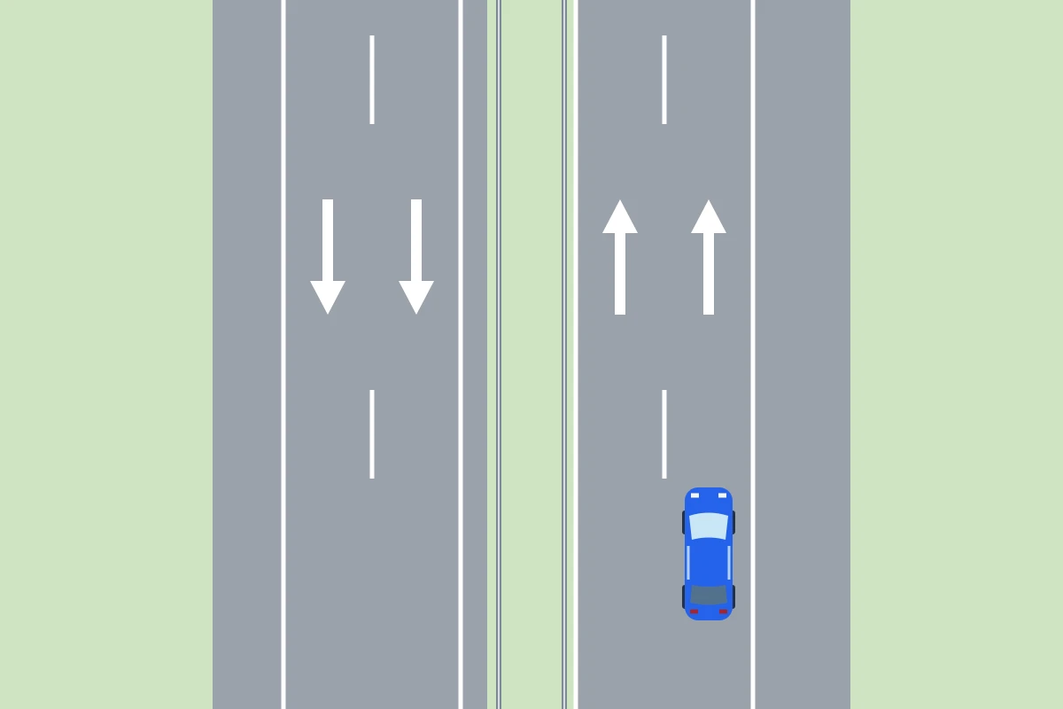 Je blauwe auto rijdt nog in de rechterrijstrook; rechts van de doorgetrokken witte streep ligt een lege vluchtstrook.