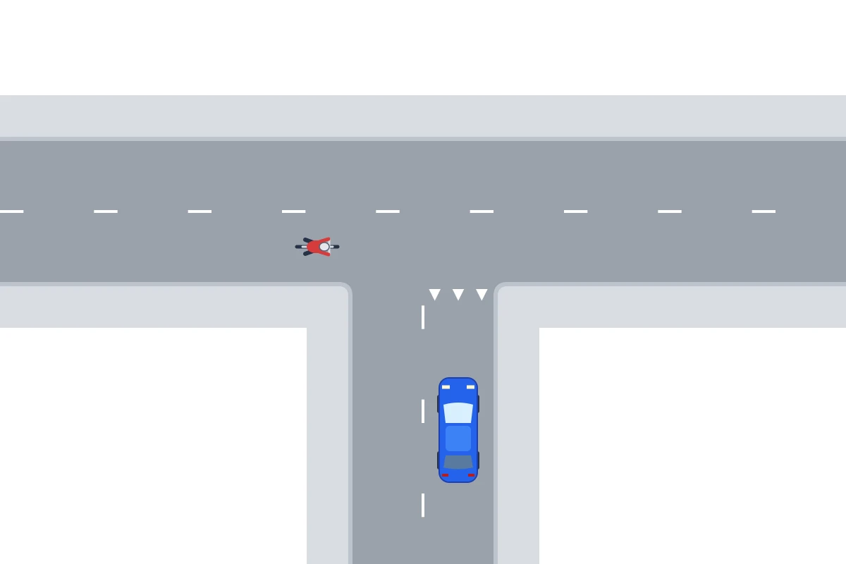 Je blauwe auto nadert haaientanden bij een T-splitsing, terwijl een fietser van links over de kruisende weg komt.