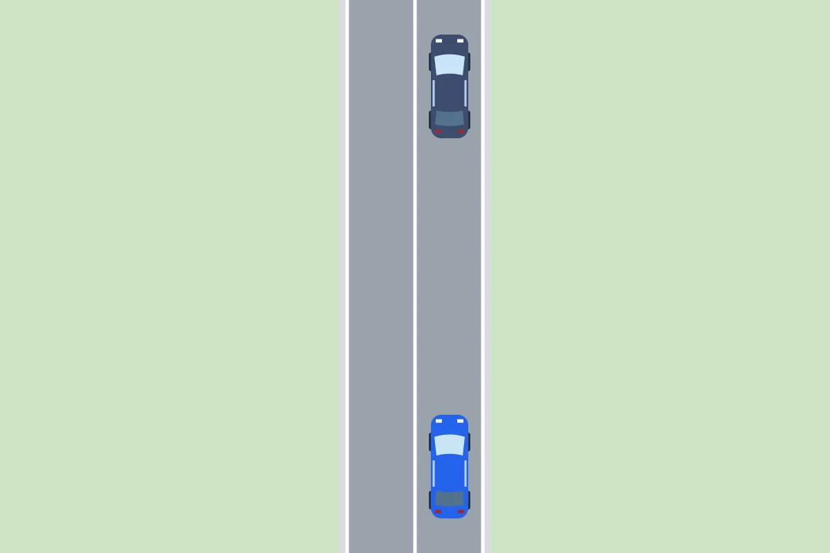 Je blauwe auto rijdt achter een andere auto, rechts van een doorgetrokken middenstreep; de tegemoetkomende rijstrook is leeg.