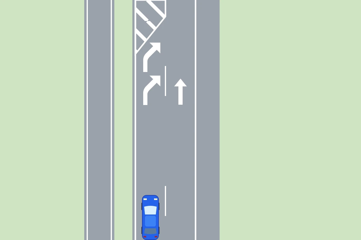 Je blauwe auto nadert verdrijfpijlen op de linkerrijstrook, die verderop eindigt bij een vlak met schuine witte strepen.