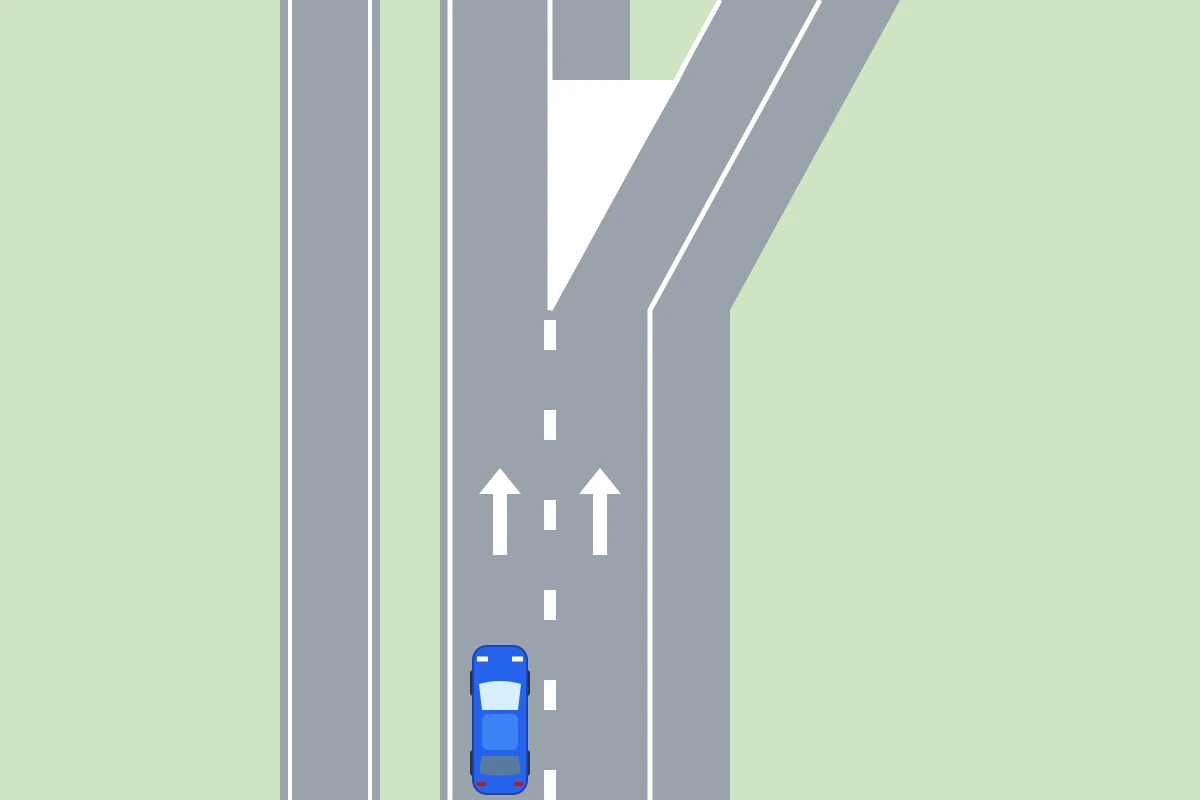 Je blauwe auto nadert een splitsing met een wit puntstuk tussen de doorgaande rijstrook en de afrit rechts.