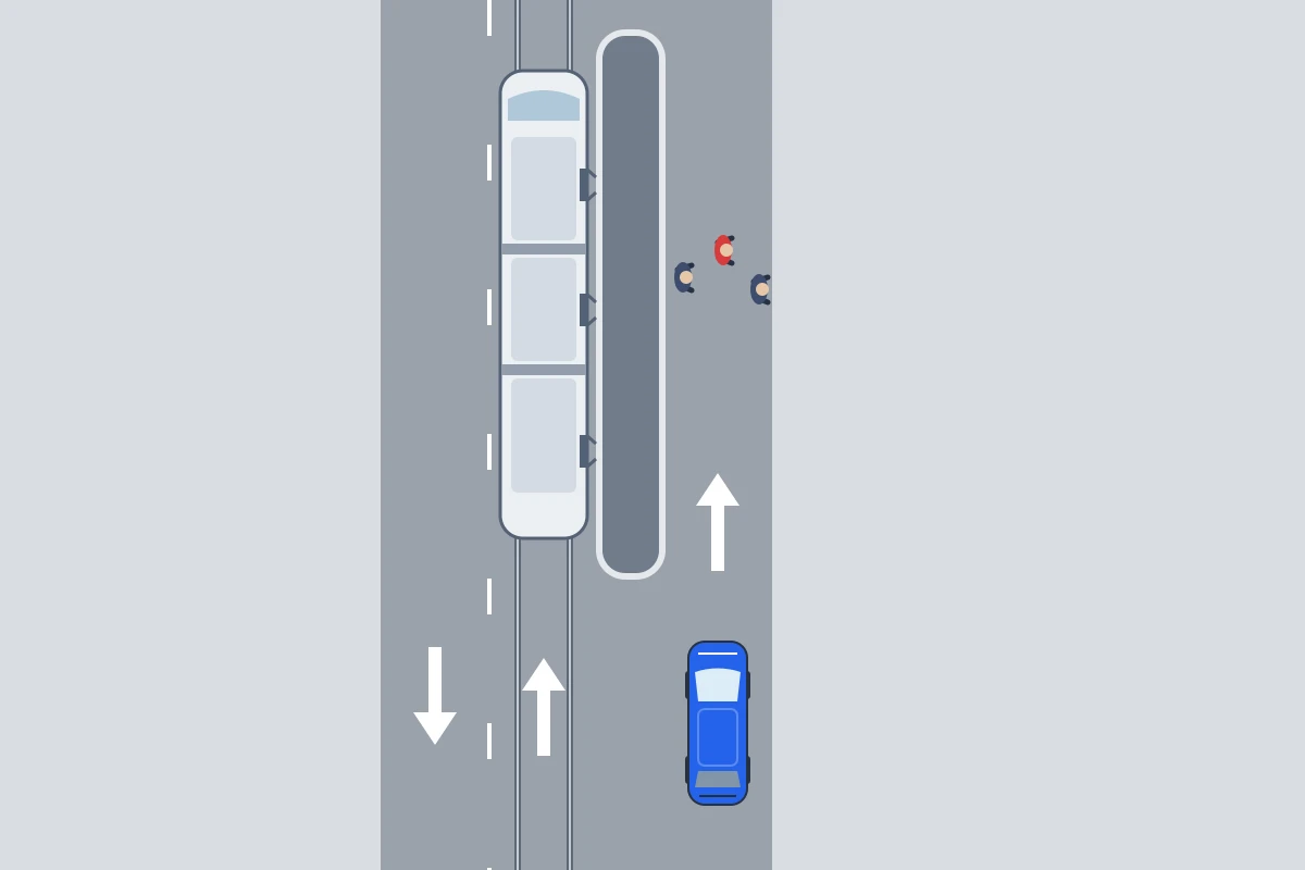 Schema van bovenaf: een tram staat stil bij een halte op een verkeersheuvel, reizigers lopen over de rijbaan naar de stoep en een blauwe auto nadert