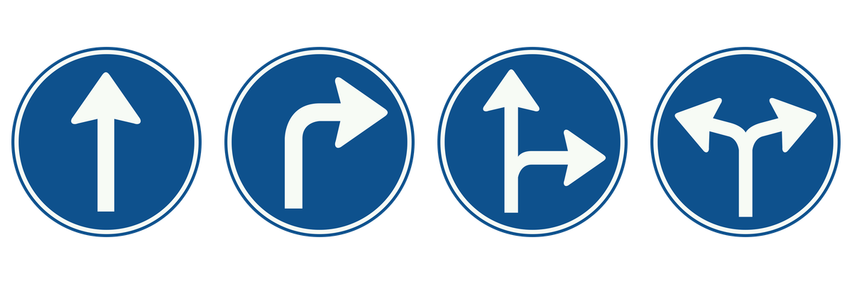 Vier verkeersborden naast elkaar die een rijrichting voorschrijven