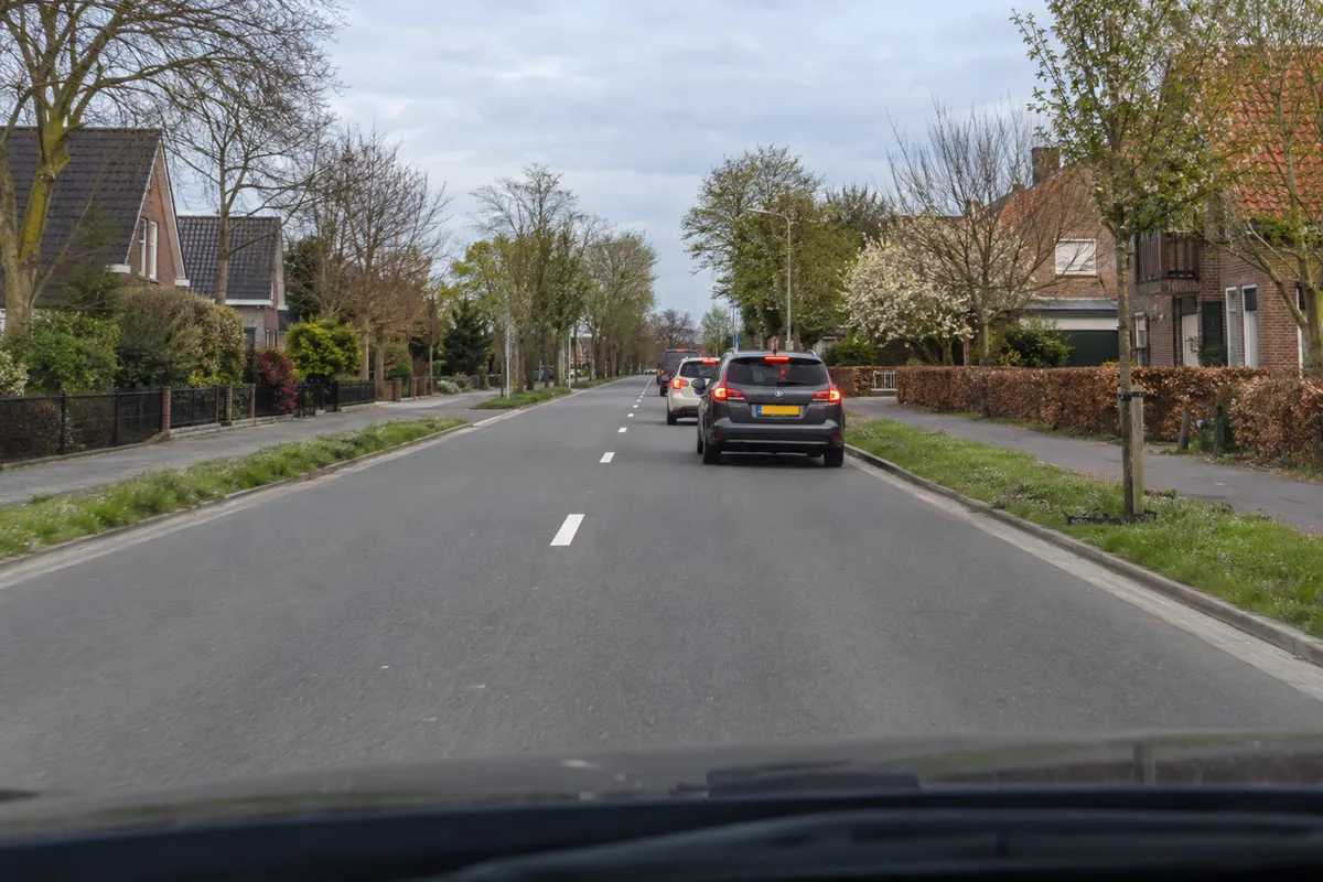 Verderop remmen auto's; voor jouw auto is nog ruimte.