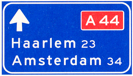 Verkeersbord: Lage beslissingwegwijzer langs autosnelweg voor de doorgaande richting, met interlokale doelen en routenummer autosnelweg