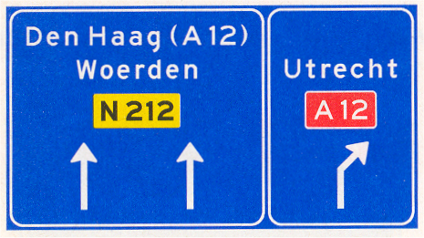 Verkeersbord: Voorsorteren op niet-autosnelweg. Bord met interlokale doelen, routenummers en verwijzing naar autosnelweg