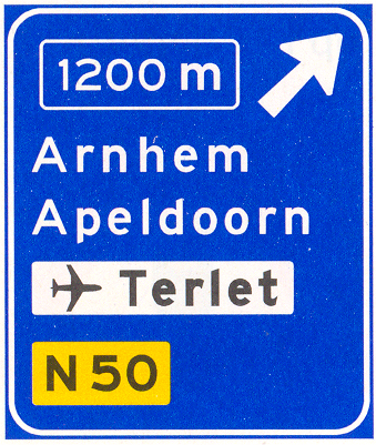 Verkeersbord K2 (1): Voorwegwijzer langs autosnelweg voor de afgaande richting, met afstandaanduiding, afritnummer, interlokale doelen (bovenste doel = afritnaam), verwijzing naar vliegveld/luchthaven en routenummer niet-autosnelweg