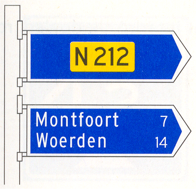 Verkeersbord: Beslissingswegwijzer langs niet-autosnelweg met interlokale doelen en routenummer niet-autosnelweg