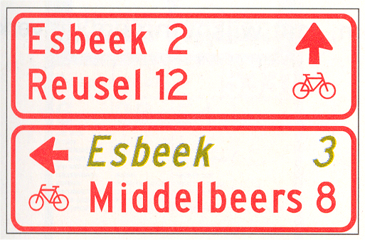 Verkeersbord: Wegwijzer voor fietsers en bromfietsers (stapelbord), met interlokale doelen en een via een alternatieve route te bereiken doel (cursief)